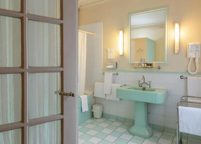 オテル ラングロワ ホテル